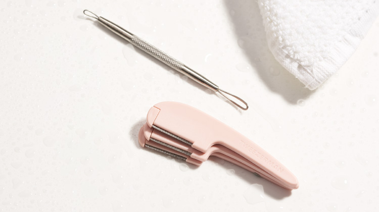 close up picture of lash tool